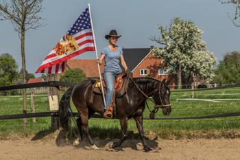 Simone mit US-Flagge auf Silver GHP-Training